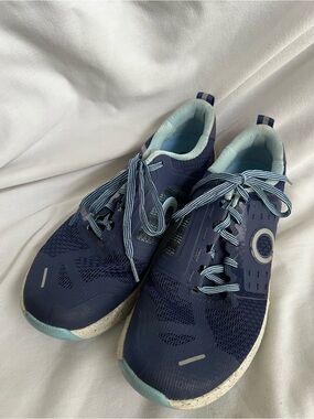 Skora Men’s Navy Athletic Sneakers with Light Blue Accents